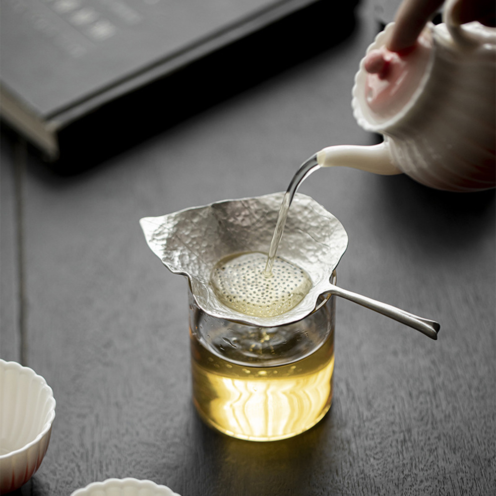 Nettle Leaf Tea - 銀メッキのソリッドティン製茶こし、繊細な菩提葉のデザイン、携帯用ストレーナー、毎日の茶の淹れ方の儀式に合うフェアカップ。